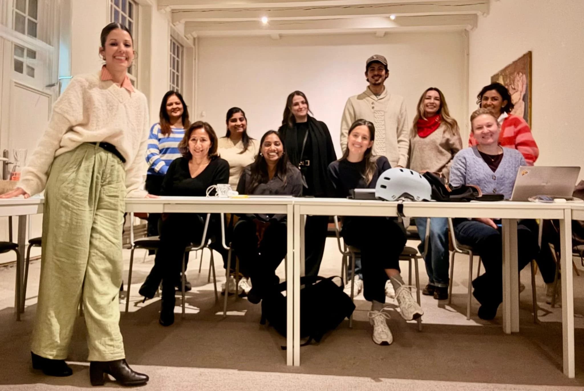 Rafaela Buena presenting to a group of participants at an AI workshop